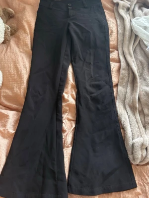Kostymbyxor - Bootcut kostymbyxor från Gina tricot med två knappar och knappar på bakfickorna. Passar mig i längden som är 162 cm. Priset går att diskutera🥰