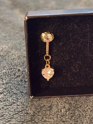 Ej riktig navelpeircing  - Säljer en ej riktig navelpiercing, den ser riktig ut när man satt på den utan att behöva ha ett hål i naveln💕
