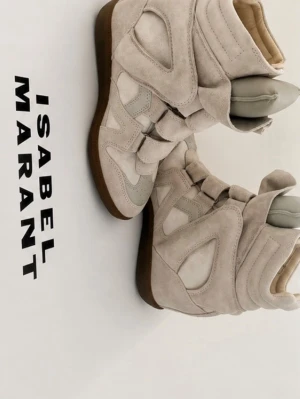 Beige höga sneakers Isabel Marant - Säljer ett par ikoniska höga sneakers från Isabel Marant i beige mocka och textil. Skorna har chunky design, kardborreband och brun sula. Perfekta för dig som vill ha en statement look och gillar streetstyle-vibbar. Köper bevis finns!!!