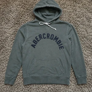 Abercrombie fitch hoodie - Säljer denna stilrena Abercrombie & fitch hoodie ~ Mycket fint skick!👏Strl : XS /// Hör gärna av er om ni har funderingar!🙌