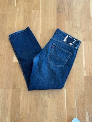 Levis 502 - Säljer ett par riktigt snygga Levi’s 502. Storleken på jeansen är W32, L30. Passar XS/S/M. Perfekta till vardagslooken och passar till det mesta. Säljs för 199kr pga att jag inte får användning av dem och nypris är 700-1000kr!☺️