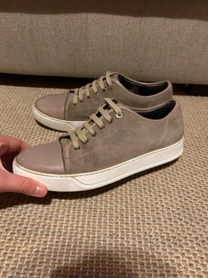 Lanvin skor - Tjena, säljer nu dessa schyssta lanvin skorna i storleken UK 7 som motsvarar 41 - 42. Skorna är i fint skick och whitening cream har applicerats för att fräscha upp de lite. Sitter helt nya sköna svarta sulor inuti skorna. Nypriset ligger på 5000KR men säljs hos oss för 899KR. Kontakta oss vid intresse och funderingar! Mvh