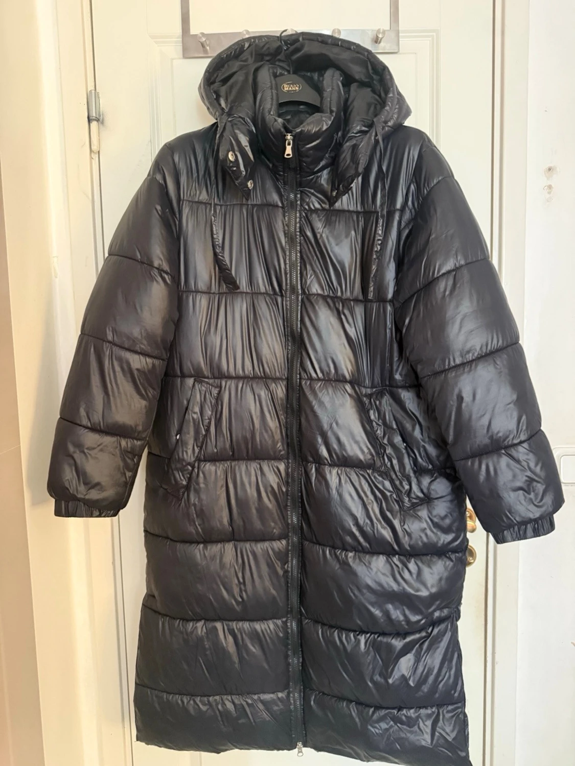 Lång svart dunjacka med huva