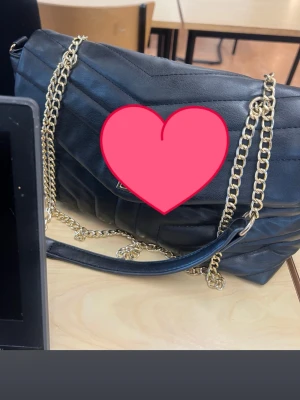 Svart quiltad handväska med guldkedja - Säljer då den ej kommer till användning skriv privat för fler bilder på väskan!💕
