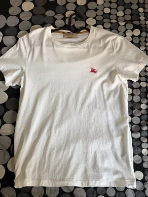 Vit t-shirt från Burberry - Storlek S, en gammal modell, skit fet, inga skador och bra skick.