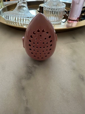 Rosa beautyblender skal - Praktiskt rosa skal i plast för sminksvamp. Etuiet har en droppformad design med ventilationshål på båda sidor för att hålla svampen fräsch och torr. Perfekt att ha i väskan eller på sminkbordet för att skydda din beauty blender.