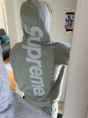 Supreme Hoodie  - Säljer min oanvänd supreme hoodie i storlek M. Passar för både killar och tjejer. Bra skick med tag på☺️
