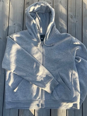 adidas zip-up hoodie - adidas zip-hoodie – grå snygg och klassisk grå hoodie från adidas 🩶  • färg: Gråmelerad • zip-up med dragkedja hela vägen • diskret adidas-logga på bröstet • storlek: XL, men passar som en M  mycket fint begagnat skick – se bilder för skick och detaljer