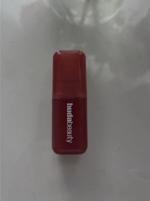 Huda Beauty Blush Filter Strawberry Latte - Flytande rouge från Huda Beauty i färgen Strawberry Latte. Använt några gånger bara