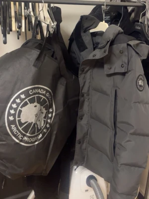 Canada goose Wyndham parka black label - Använde den bara förra vintern. Priset går att diskutera vid snabb affär. Fickorna är lite slitna som de syns på bilden och det kommer vita bomull partiklar från fickorna men de är så på alla goose jackor. Skriv vid frågor