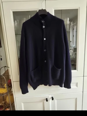 Kashmir Cardigan - skick 10/10, storlek M, men passar oxå S, alltså s/m. 100% kashmir. Endast 549