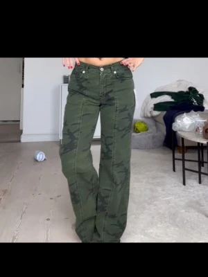 Gröna cargoinspirerade camobyxor - Nu Säljer dessa jeans från Nelly i storlek 32, som tyvärr inte passade mig… så tänker att jag lägger ut dom ifall någon skulle va intresserad 