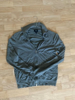 Ziptröja från H&M - Olivgrön ziptröja från H&M i slim fit-modell.      Storlek S