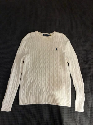 Ralph lauren tröja - En snygg vit Ralph lauren Knit i utmärkt skick, strl M, passar bra nu inför hösten/vintern, Hör av dig vid frågor!😊
