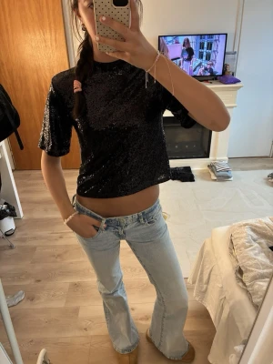 Glittrig topp - Kommer sälja denna snygga glittriga topp på min plick liveshow söndag 23/8 19:00 där man kommer se plagget närmare 💌