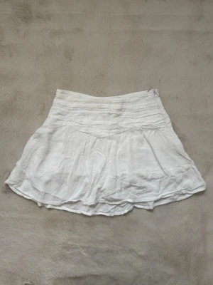 Vit minikjol pull & bear  - Supersöt vit minikjol ifrån pull & bear i storlek xs!      Inbygga shorts 