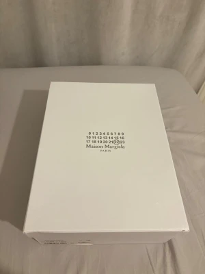 Maison Margiela GATs - svart/gummi strl 42 - Maison Margiela ikoniska gats i storlek 42 och i färgen svart/gummi. Passar till varje outfit för komfort men även klä upp sig. Fraktas alltid inom 24h samt priset ej hugget i sten!!