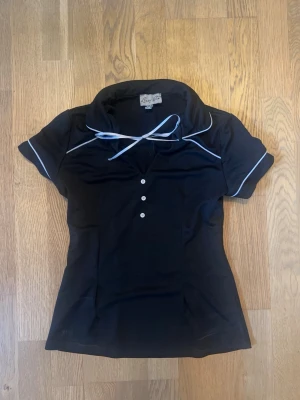 Vintage svart topp med vit snörning - Vintage topp köpt i Paris 🦋