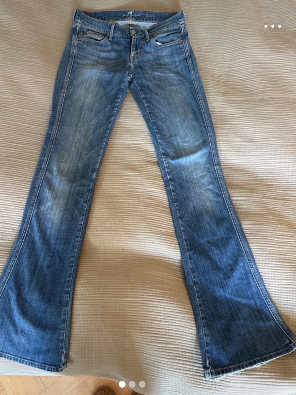 Blå bootcut jeans med slitningar från 7 for al mankind