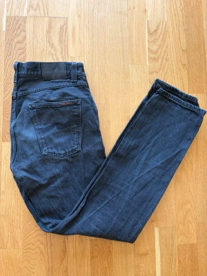 Svarta raka jeans - Snygga svarta jeans med rak passform och klassisk femficksdesign. Jeansen har en diskret tvättad look och är tillverkade i ett slitstarkt denimtyg. Perfekta för dig som gillar en enkel och stilren stil.