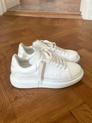 Vita sneakers från Alexander McQueen - Alexander McQueen sneakers vita 44. Varsamt använda. Inköpt på Miinto. Nypris ca 5000