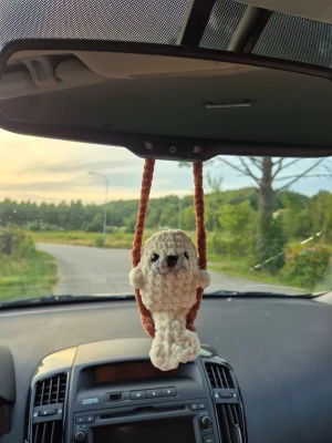 Backspegel-säl virkad 🦭 - Hej! Jag säljer egenvirkade figurer som man kan hänga på backspegeln. Virkar på beställning så färgerna kan man välja själv. Skicka gärna ett meddelande om du är intresserad😊  1 för 150  Amigurumi, gosedjur, virkad, handgjord