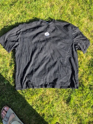 Broken Planet T shirt - Nice t shirt. Ganska bred  🈚️genuine fråga gemini