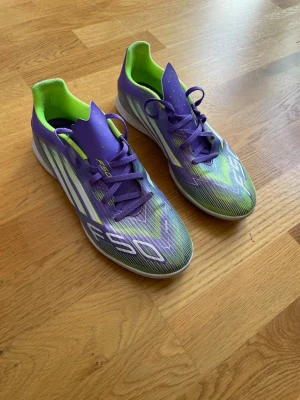 Adidas’s F50 futsal skor - Adidas’s F50 futsal inomhusskor. Storlek 43&1/3 Endast använda  vid ett tillfälle och i nästan helt nytt skick.    Pris kan diskuteras 