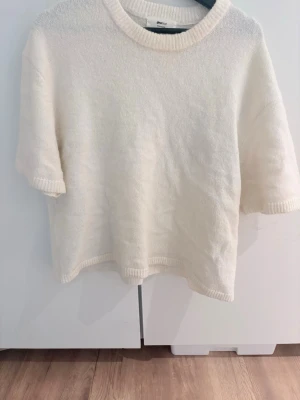 Vit stickad tröja Gina Tricot - Vit stickad tröja från Gina Tricot i ullblandning. (Ska tvättas innan den postas)