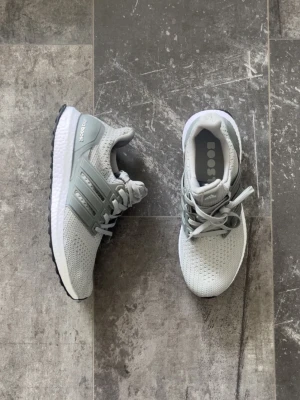 Adidas Ultra Boost - Helt nya grå Adidas Ultra Boost 