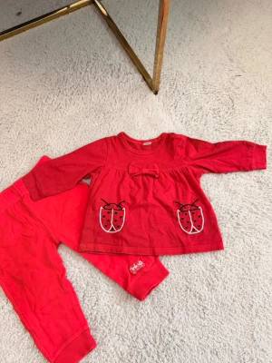 Rött set med nyckelpigor, strl 80 - Rött set med långärmad topp och byxor. Toppen är i storlek 80 och har en rosett framtill samt två broderade nyckelpigor på magen. Mjukt och bekvämt material 95% bomull, perfekt för små barn. Byxorna är i storlek 86/92 och har resår i midjan och muddar vid besluten. Jag samfraktar gärna för billigare frakt Kika in min profil för fler fynd! Öppen för prisförslag💕