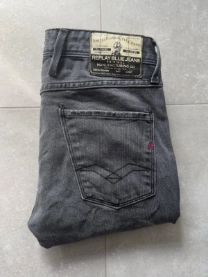 Replay anbass jeans - Säljer ett par feta Replay anbass jeans. Väldigt bra skick, storlek W29, L32. Nypris ligger runt 2000kr, mitt pris 399kr. Lite skav på midjan som inte syns när man har tröja på sig (Kolla bild). Hör gärna av er vid funderingar eller bud!
