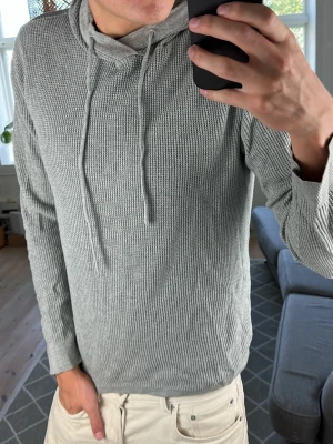 Stickad Grå Hoodie  - Stilren och snygg! Mått: A:52 B:46 C:47 D:63 (cm) Skriv vid fundering 😇🙌