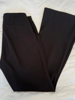 Gina Tricot kostymbyxor superstretch flare strl.40 - Som nya 