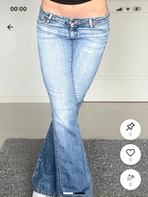 Lågmidjade Wranglerjeans - Säljer dessa jättesnygga lågmidjade jeans. 36cm rakt över 79cm i innerbenslängd. Säljer då de tyvärr va lite för korta för mig! Lånade bilder av tjejen jag köpte av, går att få egna. Köpare står för frakt💞