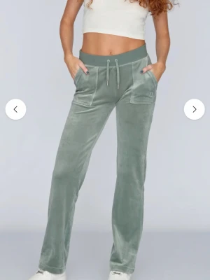 Juicy Couture byxor  - Säljer dessa juicybyxor i grön och storlek XS. Jättesköna och fina. Mycket bra skick🙌🏼