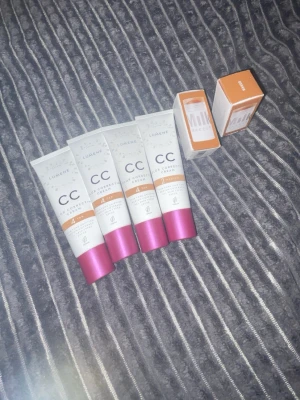 Lumene CC Cream och milk  - Fyra tuber Lumene CC Color Correcting Cream i nyanserna 2 Medium och 4 Tan. 2 milk makeup bronzer stick I färgen baked, kan skicka mer bilder om nån vill🥰helt oanvända saker säljer för att jag fick dom och har redan provat de förut🥰pris kan diskuteras nypris ca 850 kr