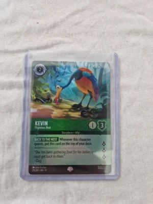 Disney Lorcana Kevin (epic) - Säljer ett Disney Lorcana spelkort med karaktären Kevin, en färgglad fågel från filmen Up. Kortet har gröna och blå toner, och är skyddat i ett plastfodral. Perfekt för samlare eller dig som vill förstärka din kortlek.