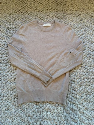 Kaschmir tröja - Beige kaschmir tröja från Sayless. Lagning på armbågen men är inte särksilt synbar.