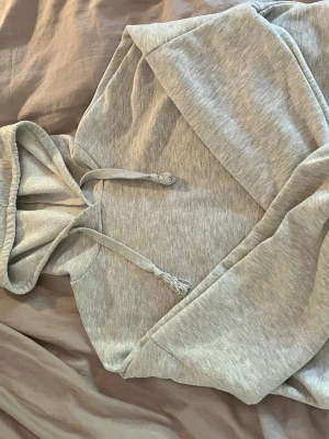 Croppad grå hoodie  - Croppad grå hoodie från Gina 
