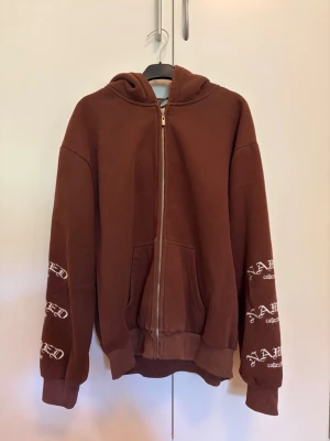 Brun hoodie från Named Collective X-SMALL/SMALL - Köpt begagnad men fortfarande i fint skick. Har några fläckar (bild 3)! Storlek X-SMALL/SMALL. Öppen för att förhandla pris ^-^