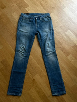 Dondup Geroge ljusblå - Snygga ljusblå blå Dondup jeans i modellen Geroge. Klassisk femficksmodell. Jeansen har en smal passform. 