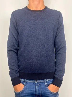 Gran Sasso Tröja 100% Virgin Wool - Gran sasso tröja i gran sassos handgjorda kvalité. Nyskick utan tags. Perfekt tröja på sommaren som luftar när du exempelvis är ute på stan. 🧵 Märke & Modell: Gran Sasso, Made in Italy premiumtröja. 📏 Storlek 50 / M 🧩 Material: 100% Virgin Wool, fantastisk kvalitet och känsla! 📐 Mått: Längd: 63 cm Bröst: 54 cm Axelvidd: 41 cm Ärmlängd: 67 cm ✅ Skick: 10/10 ✨ Detaljer: Snygg textur, mörkblå färg. Ribbad krage och ärmslut. Fina detaljer på färger och tyg.  💰 Nypris: Ca 2500 kr. ‼️Skickas snabbt‼️