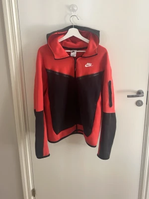 Röd och svart Nike hoodie med dragkedja - Jag säljer denna tröja för den för liten och sitter bara i garderoben.