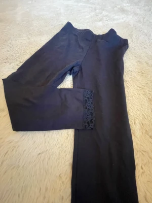 Mörkblåa leggings med spetsdetalj - Säljer ett par mörkblåa leggings med snygg spetskant längst ner vid benen! Aldrig använda och är i storleken 146/152! Pris kan diskuteras och skriv för fler bilder💕