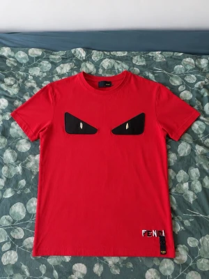 Röd Fendi t-shirt STORLEK M - Säljer denna fendi tröja, som är använt 1-2 gånger. Kan redan skicka samma dag! Kontakta mig vid frågor eller intresse.