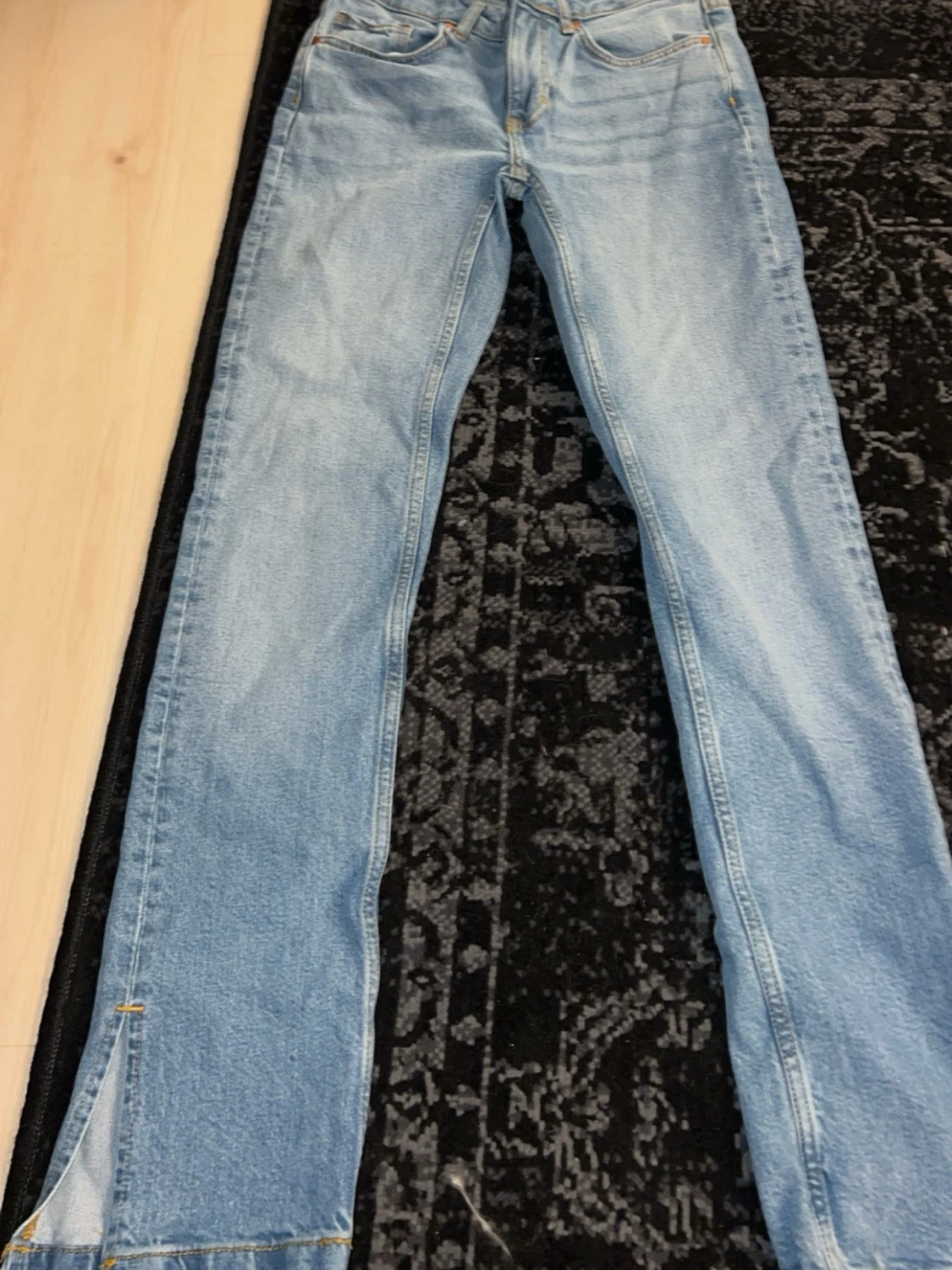 Ljusblå raka jeans med slits