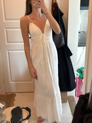 Vit långklänning med broderade detaljer - 🥰