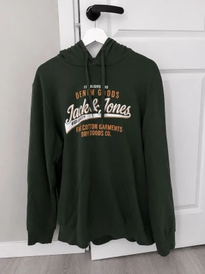 Mörkgrön hoodie från Jack & Jones, storlek L - Använd men i väldigt bra skick storlek L