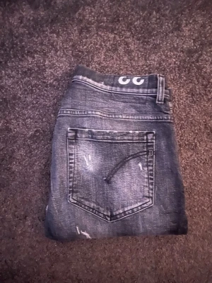 Dondup Jeans  - Snygga svarta/gråa dondup jeans i storlek 33 men sitter mer som 32. Har en lagning därav priset syns inte vid användning✅